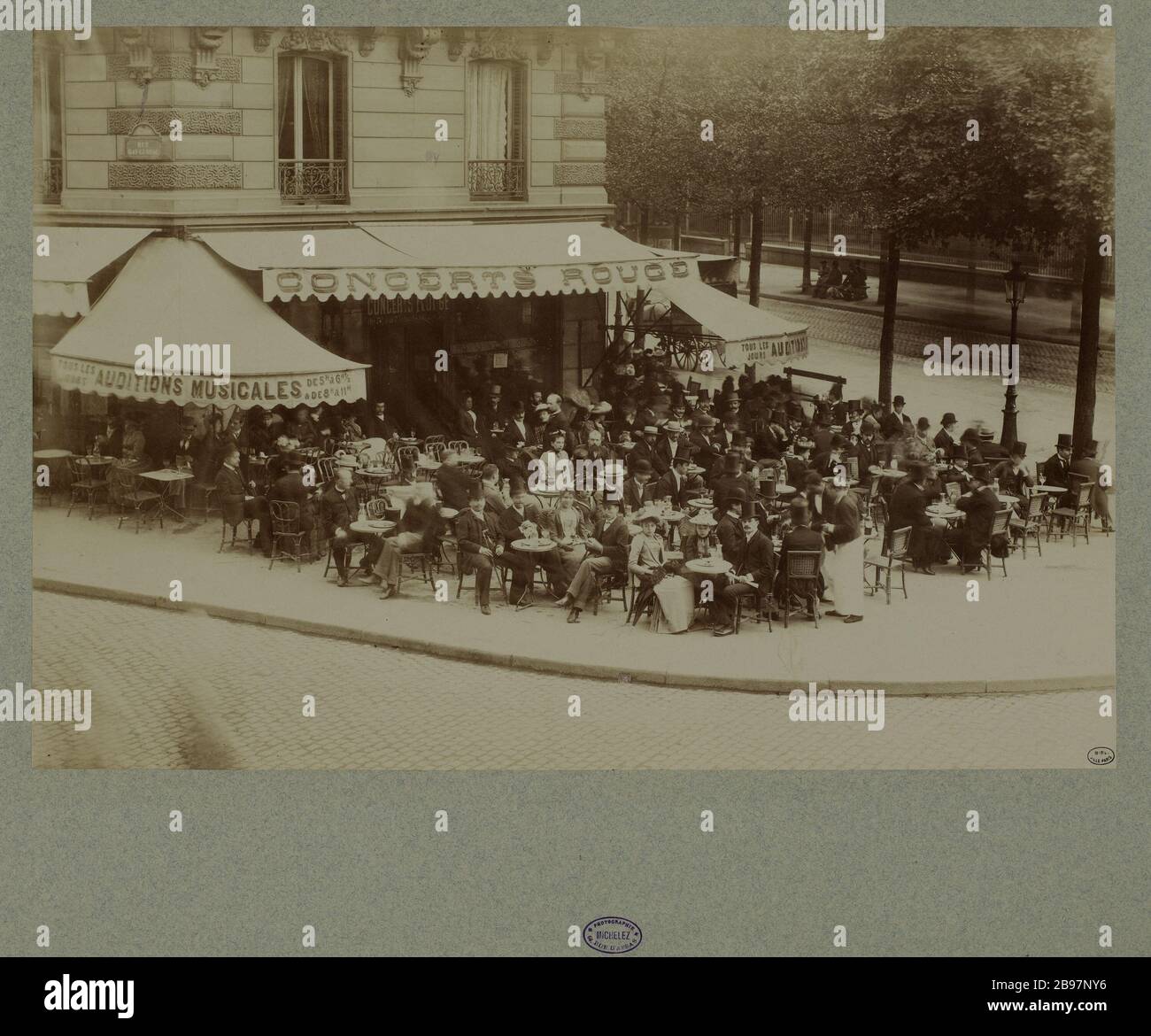 TERRAZZA CAFE 'CONCERTI ROSSO' ANGOLO BOULEVARD SAINT-MICHEL E GAY STREET LUSSAC, CIRCA 1900 5 ° DISTRETTO, PARIS Terrasse du café 'Concerts Rouge', angolo boulevard Saint-Michel et rue du Gay-Lussac, vers 1900, Parigi (Vème arr.). 1895-1905. Photographie de Charles-Louis Michelez. Parigi, musée Carnavalet. Foto Stock