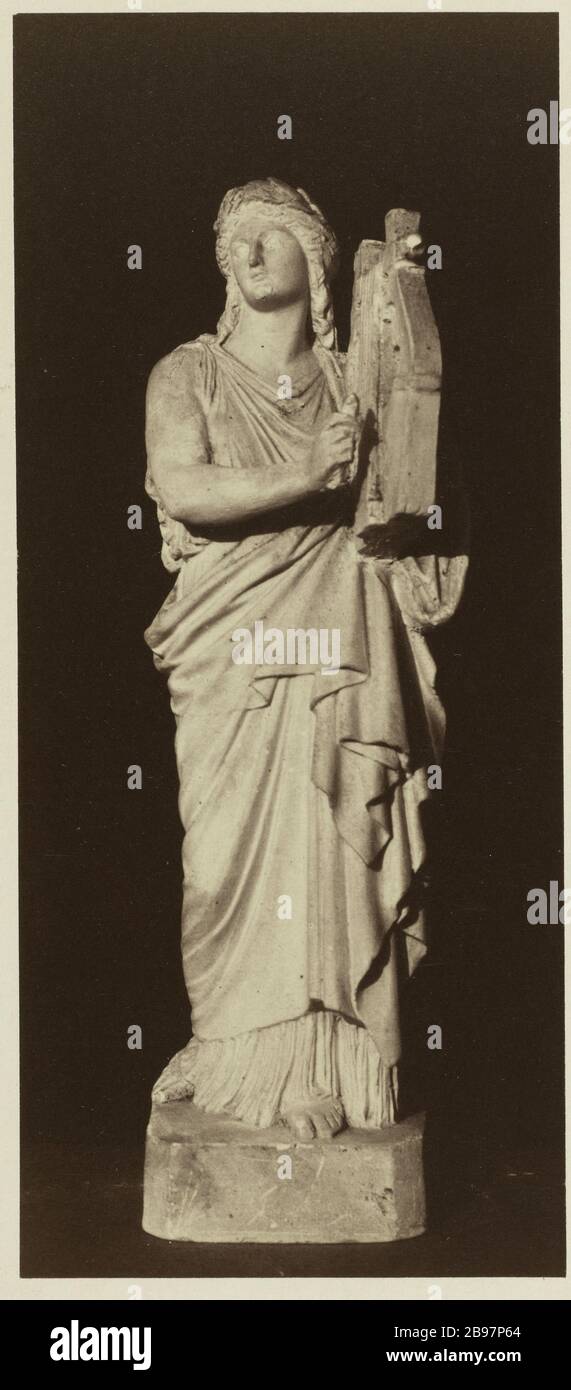 STATUA DI UNA DONNA CHE GIOCA LA FORCELLA, ALLEGORIE L'ANTICO, DI GEORGES DIEBOLT (1816-1861) Statua d'une femme jouant de la lyre, allégorie à l'Antique, par Georges Diébolt (1816-1861). 1839-1870. Photographie attribuée à Edouard-Denis Baldus. Parigi, musée Carnavalet. Foto Stock
