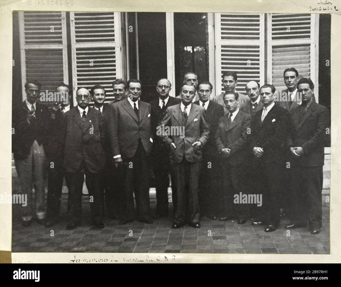 I MEMBRI DELL'UFFICIO DI PRESIDENZA C.N.R. RILASCIO PARIGI - Agosto 1944. MEMBRI DEL CONSIGLIO NAZIONALE DI RESISTENZA INTORNO AL SUO PRESIDENTE G. BIDAULT Les membres du bureau du Conseil National de la Résistance autour de son président Georges Bidault. De gauche à droite : Jacques Debû-Bridel ; Pierre Villon; Gaston Tessier ; Robert Chambeiron ; Pascal Copeau ; Joseph Laniel ; Lecompte-Boinet ; Georges Bidault ; André Mutter ; Henri Ribière ; Daniel Mayer ; Jean-Pierre Lévy ; Paul Bastid ; Auguste Gillot ; Pierre Meunier ; Louis Saillant. août 1944. Parigi, musée Carnavalet. Foto Stock