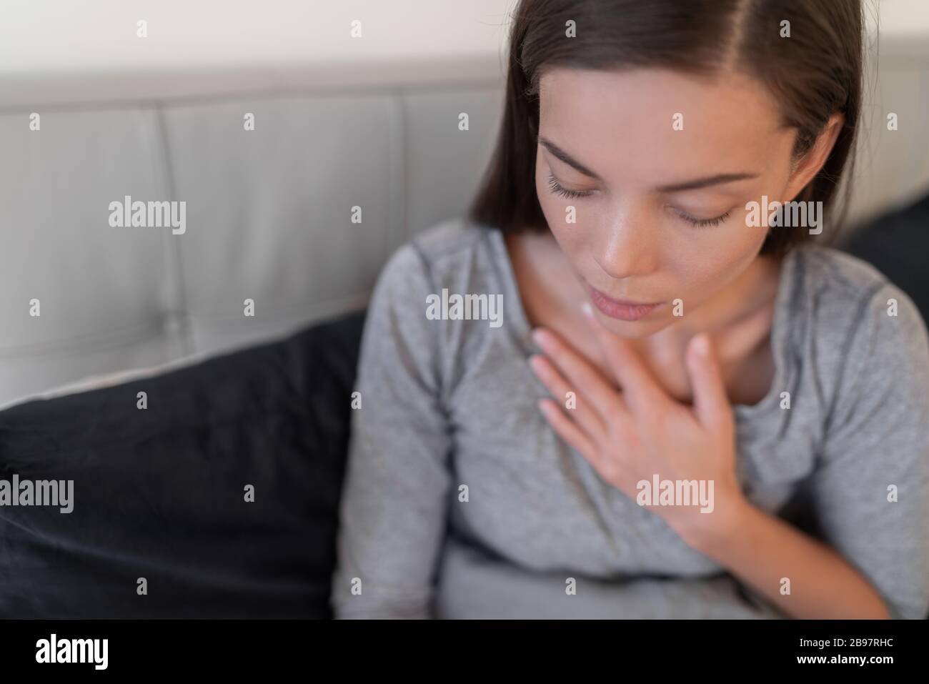 Coronavirus (COVID-19) i sintomi della malattia infettiva del virus della corona includono respiro corto, dolore toracico. Per alcune persone e può portare alla polmonite o. Foto Stock