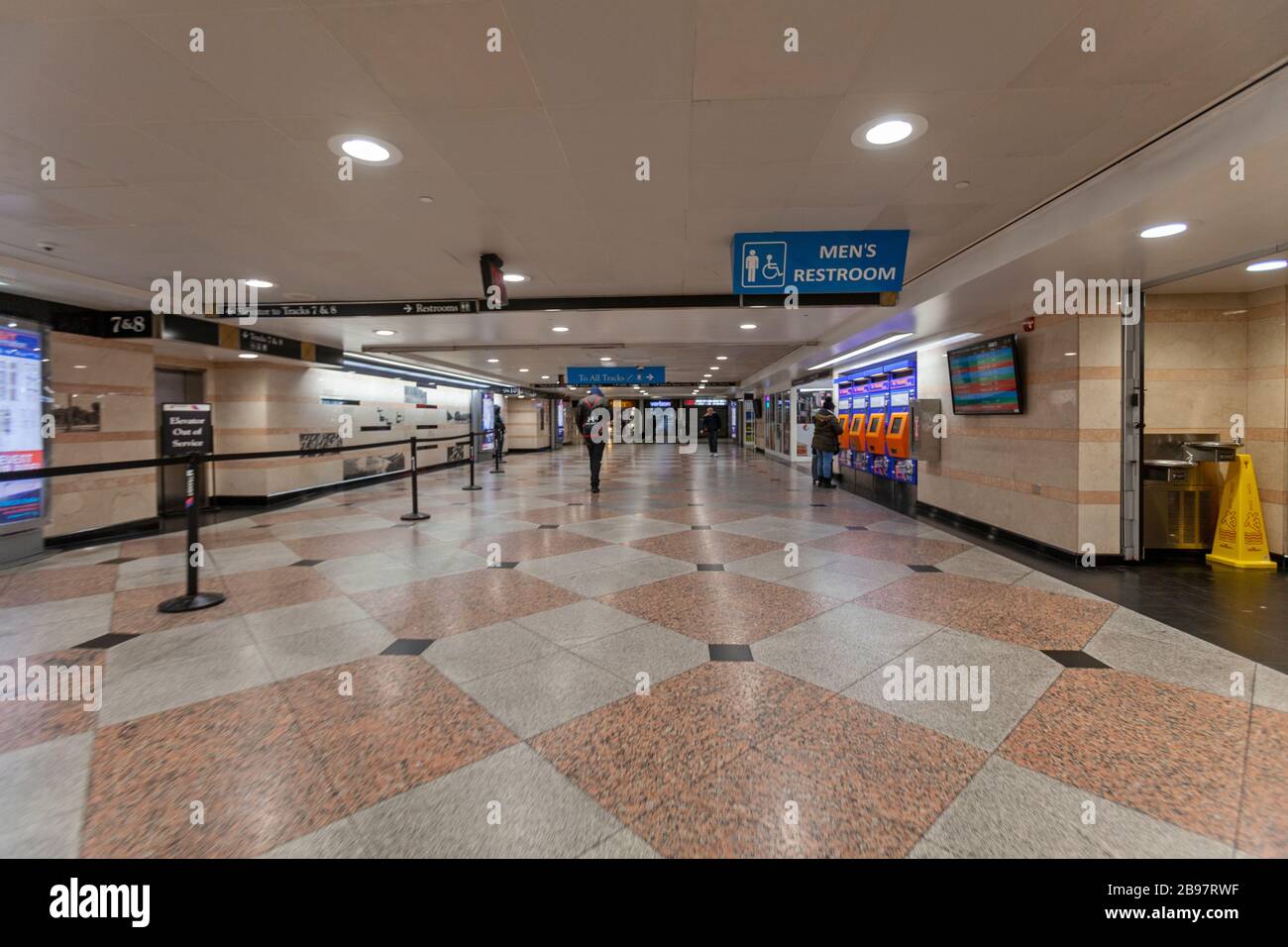 Pochissimi passeggeri nella Penn Center Station di New York a causa del COVID-19, Coronavirus. Foto Stock