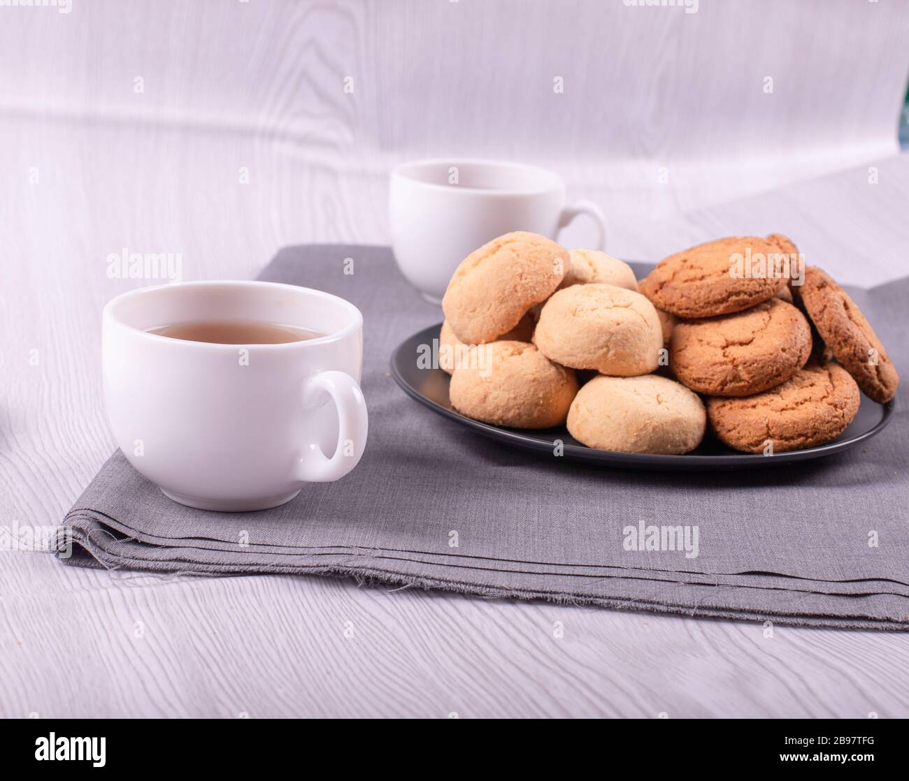 Due tazze di tè nero con le pinzette Foto Stock