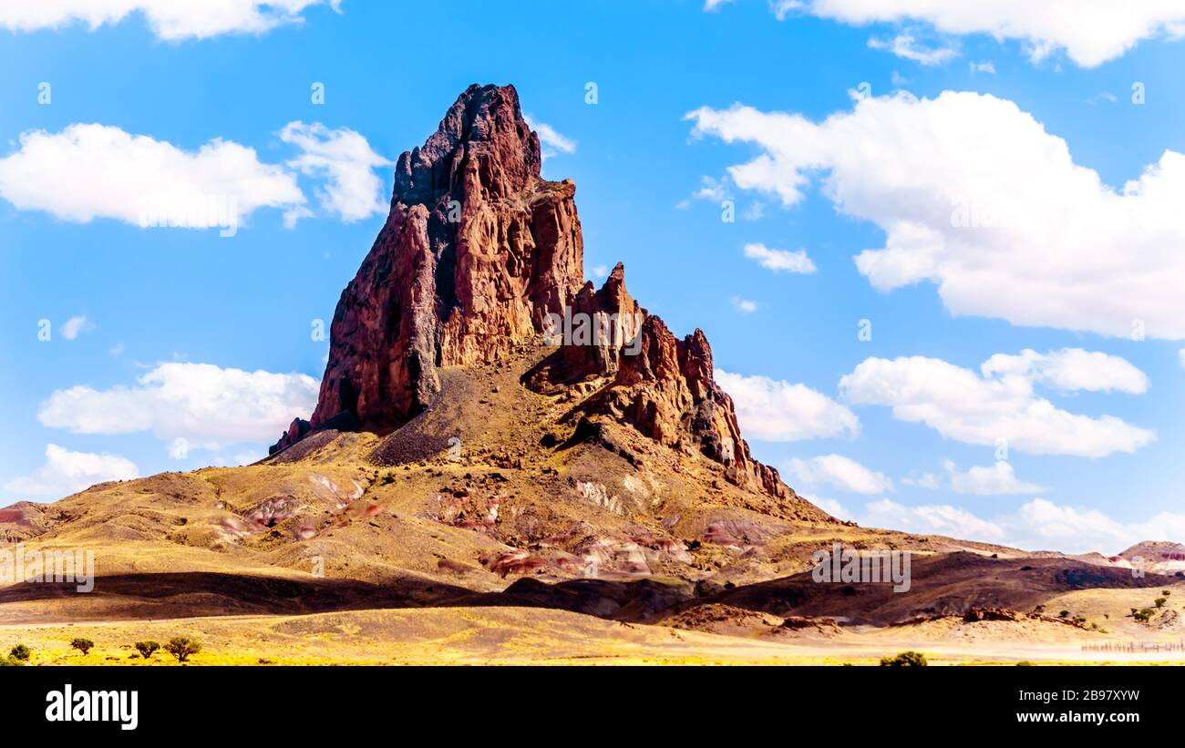 Le aspre vette di El Capitan e Agathla Peak torreggiano sul paesaggio desertico a sud della Monument Valley Foto Stock