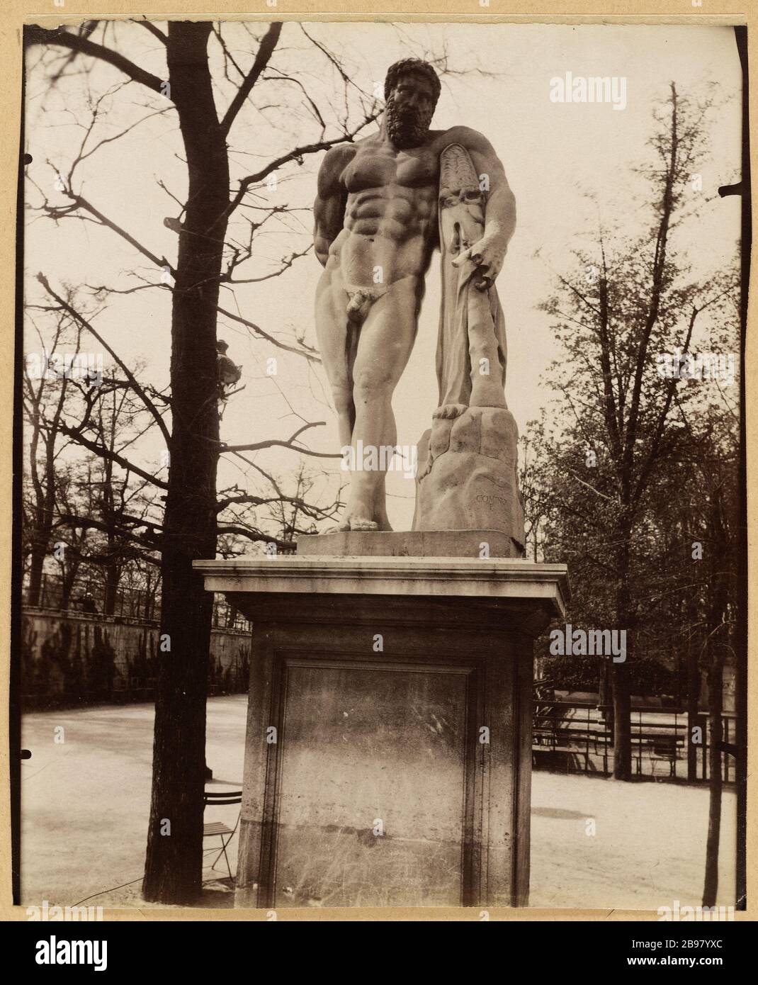 Ercole Farnese, scultura dall'antico di Giovanni Comino, giardini Tuileries, 1 ° arrondissement, Parigi 'Hercule Farnèse', scultura d'après l'Antique par Giovanni Comino, jardin des Tuileries. Parigi (Ier arr.). Photographie d'Eugène Atget (1857-1927). Tirage papier albuminé. 1911. Parigi, musée Carnavalet. Foto Stock