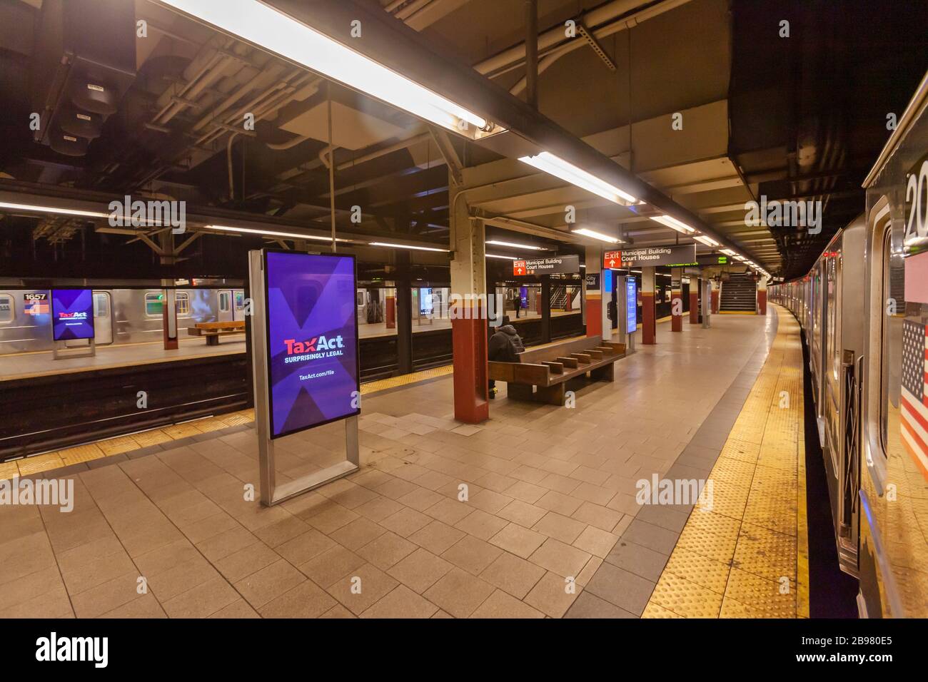 Pochissimi passeggeri in metropolitana a New York a causa del COVID-19, Coronavirus. Foto Stock