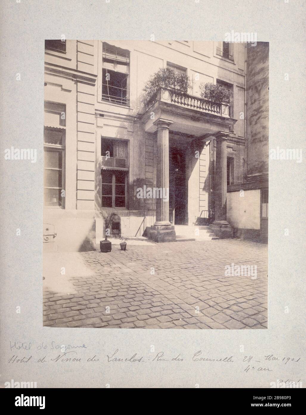 HOTEL DI NINON LENCLOS, 28 RUE DES TOURNELLES Hôtel de Ninon de Lanclos, 28 rue des Tournelles. Parigi (IVème circondario), maggio 1901. Photographie d'Eugène Atget (1857-1927). Parigi, musée Carnavalet. Foto Stock