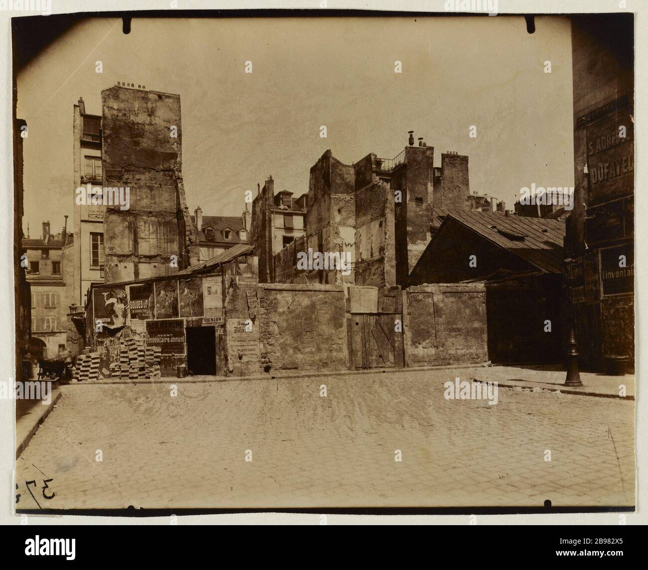 ANGLE STREET FOX E RUE PIERRE-AU-BACON VISTA DI SAINT-MERRI, 4 ° DISTRETTO, PARIGI Angle de la rue du Renard e rue Pierre-au-Lard, vue pry de la rue Saint-Merri. Parigi (IVème arr.), 1908. Photographie d'Eugène Atget (1857-1927). Parigi, musée Carnavalet. Foto Stock