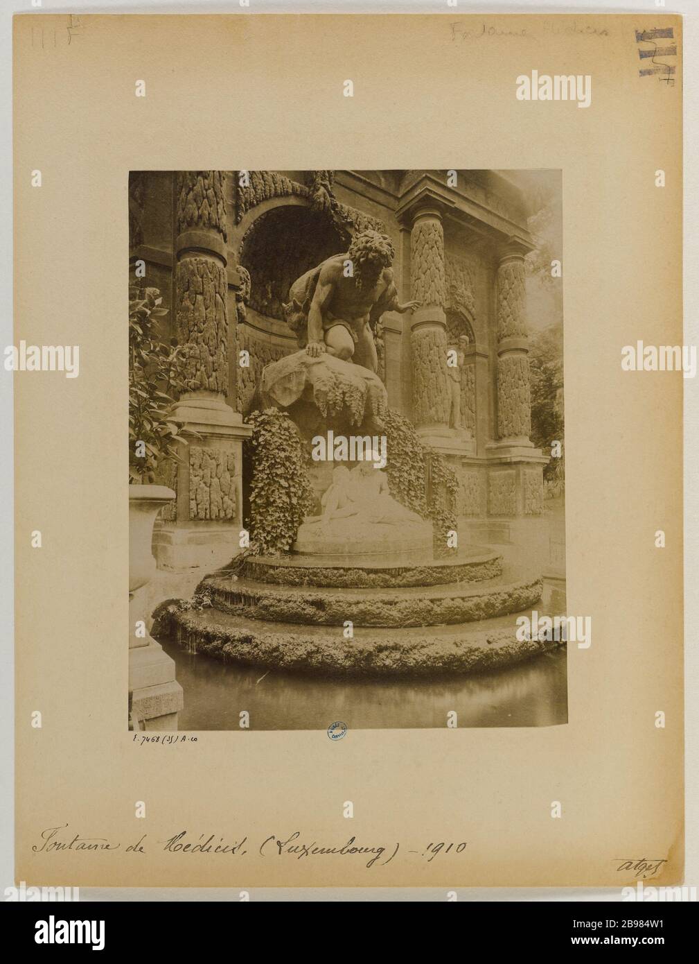 FONTANA DEI MEDICI, ACIS E SORPRENDENTE POLYPHEME GALATHEE (SPAZZOLA SALOMON, Ottin) Giardino di LUSSEMBURGO, 6 ° DISTRETTO, PARIS Fontaine de Medicis, Polyphème surprenant Avis et Galathée, (Salomon de Brosse, Ottin), jardin du Luxembourg, Parigi (VIème arr.), juillet 1900. Photographie d'Eugène Atget (1857-1927). Parigi, musée Carnavalet. Foto Stock