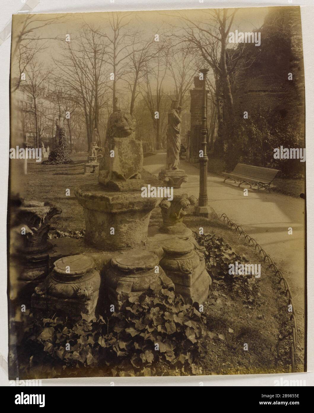 GIARDINO CON SCULTURE, ABBES HOTEL CLUNY, (ATTUALE MUSEO NAZIONALE DEL MEDIO EVO), 24 RUE DU SOMMERARD, 5 ° DISTRETTO, PARIS Jardin avec sculture, Hôtel des abbés de Cluny, (actuel Musée National du Moyen Age), 24 rue du Sommerard, Parigi (Vème arr.), 1907. Photographie d'Eugène Atget (1857-1927). Parigi, musée Carnavalet. Foto Stock