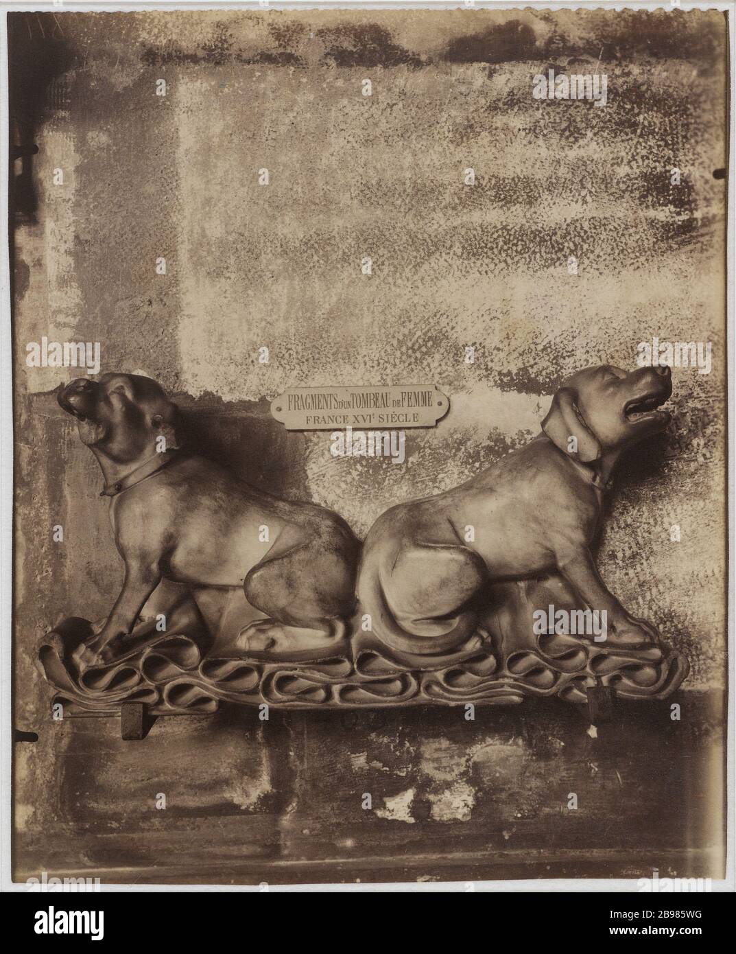 SCULTURA, PEZZO DI TOMBA DELLE DONNE (XVIII SECOLO) ABBES HOTEL CLUNY, (ATTUALE MUSEO NAZIONALE DEL MEDIOEVO), 24 RUE DU SOMMERARD, 5 ° DISTRETTO, PARIS scultura, Fragment d'un tombeau de femme (XVIème siècle), hôtel des abbés de Cluny, (actuel Musée National du Moyen Age), 24 rue du Sommerard. Parigi (Vème arr.), 1911. Photographie d'Eugène Atget (1857-1927). Parigi, musée Carnavalet. Foto Stock
