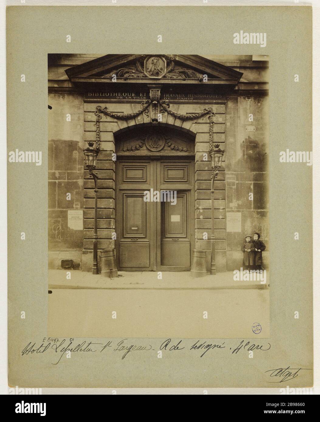 HOTEL LEPELLETIER-DE-SAINT-FARGEAU, 'BIBLIOTECA E OPERE STORICHE DELLA CITTÀ DI PARIGI', VIA SEVIGNE, 4 ° DISTRETTO, PARIGI Hôtel Lepelletier-de-Saint-Fargeau, 'Bibliothèque et Travaux historiques de la Ville de Paris (IVème arr.), 1903. Photographie d'Eugène Atget (1857-1927). Parigi, musée Carnavalet. Foto Stock