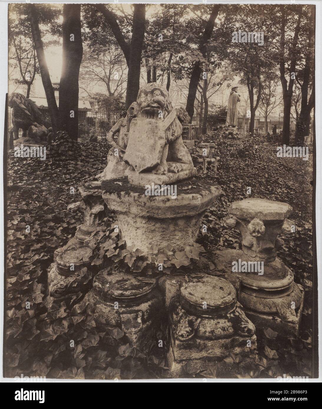 GIARDINO CON SCULTURE, ABBES HOTEL CLUNY, (ATTUALE MUSEO NAZIONALE DEL MEDIO EVO), 24 RUE DU SOMMERARD, 5 ° DISTRETTO, PARIS Jardin avec sculture, hôtel des abbés de Cluny, (actuel Musée National du Moyen Age), 24 rue du Sommerard, Parigi (Vème arr.). 1911. Photographie Photographie d'Eugène Atget (1857-1927) Paris, musée Carnavalet. Foto Stock