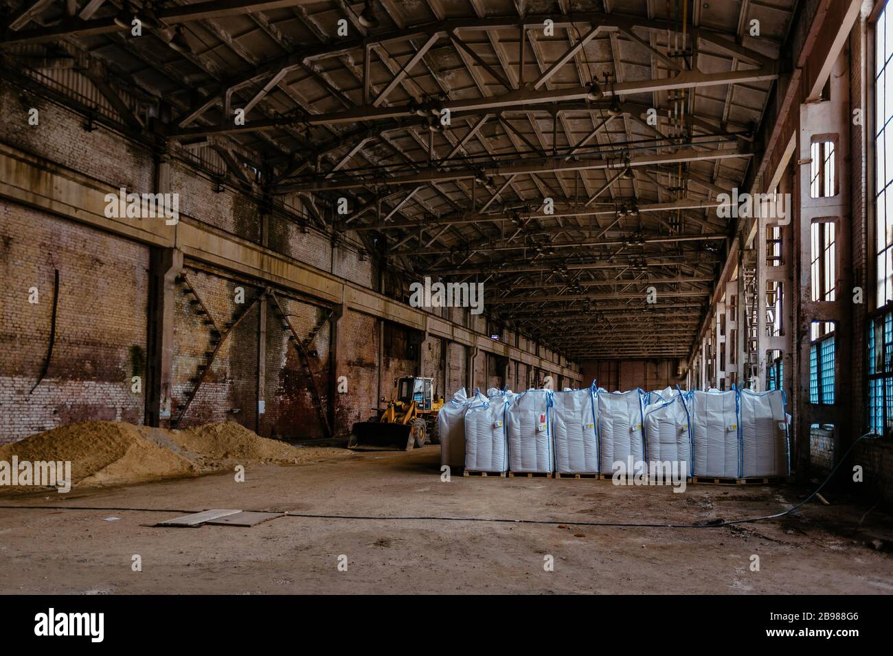 Sacchetti bianchi in polietilene con prodotti di fabbrica in magazzino. Foto Stock