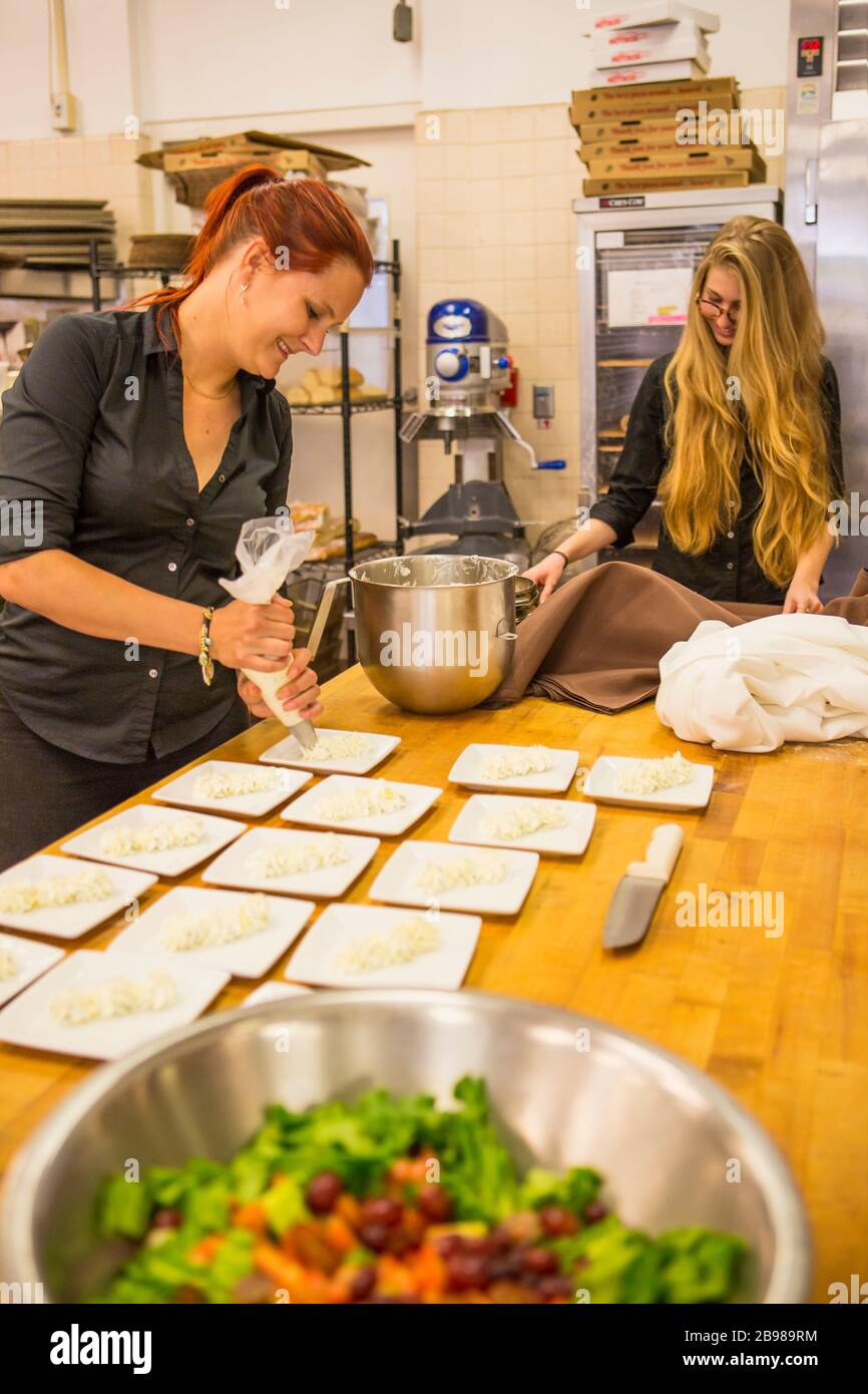 Chef Fredericks nella cucina commerciale, Scuola di Arti culinarie e Gestione Hotel, Santa Barbara City College, Santa Barbara, California Foto Stock
