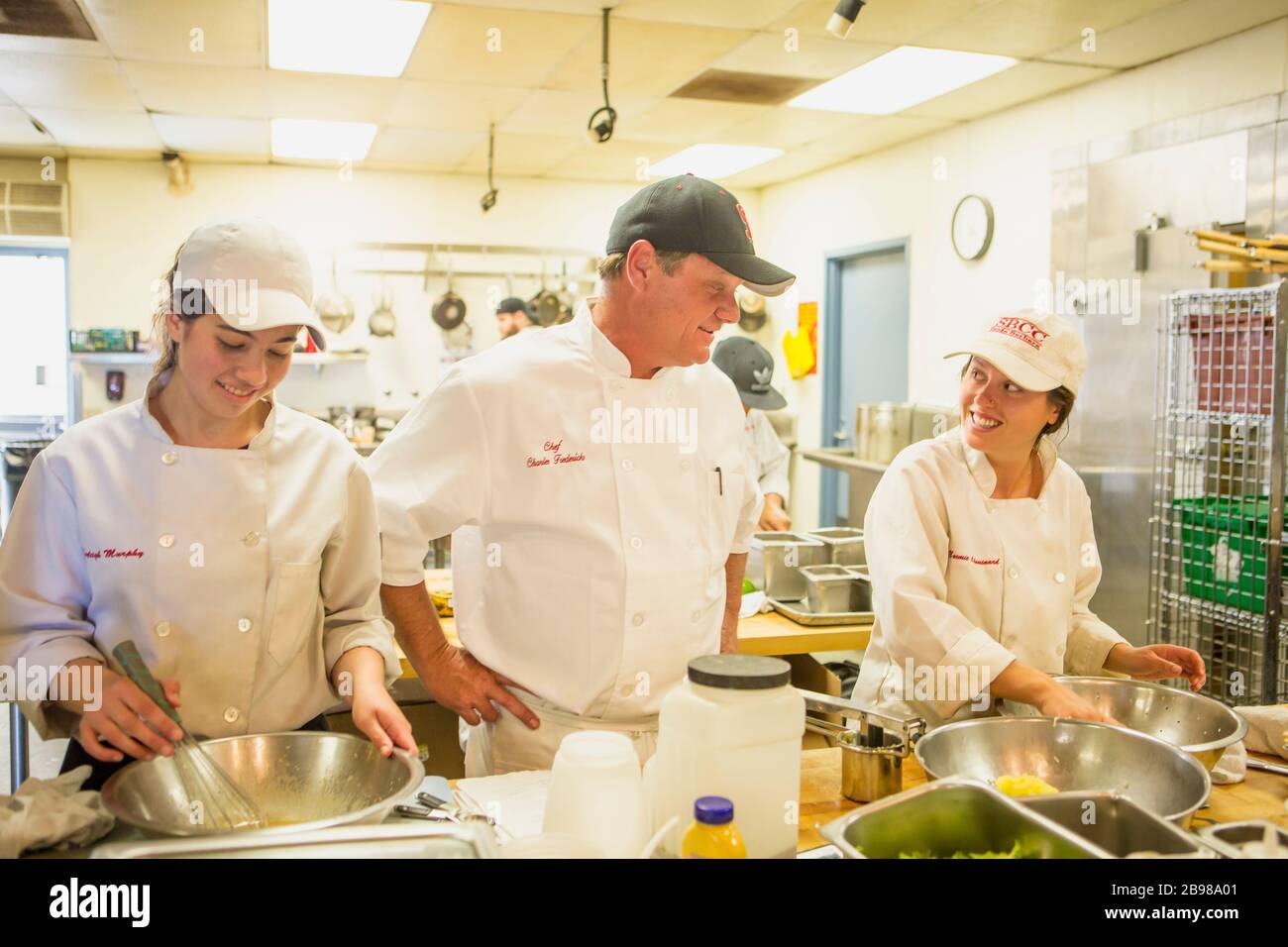 Chef Fredericks nella cucina commerciale, Scuola di Arti culinarie e Gestione Hotel, Santa Barbara City College, Santa Barbara, California Foto Stock