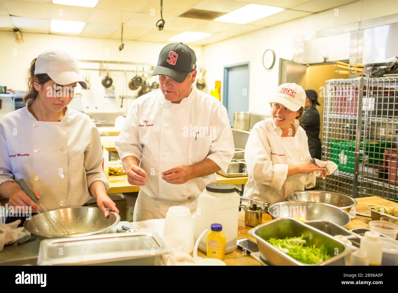 Chef Fredericks nella cucina commerciale, Scuola di Arti culinarie e Gestione Hotel, Santa Barbara City College, Santa Barbara, California Foto Stock