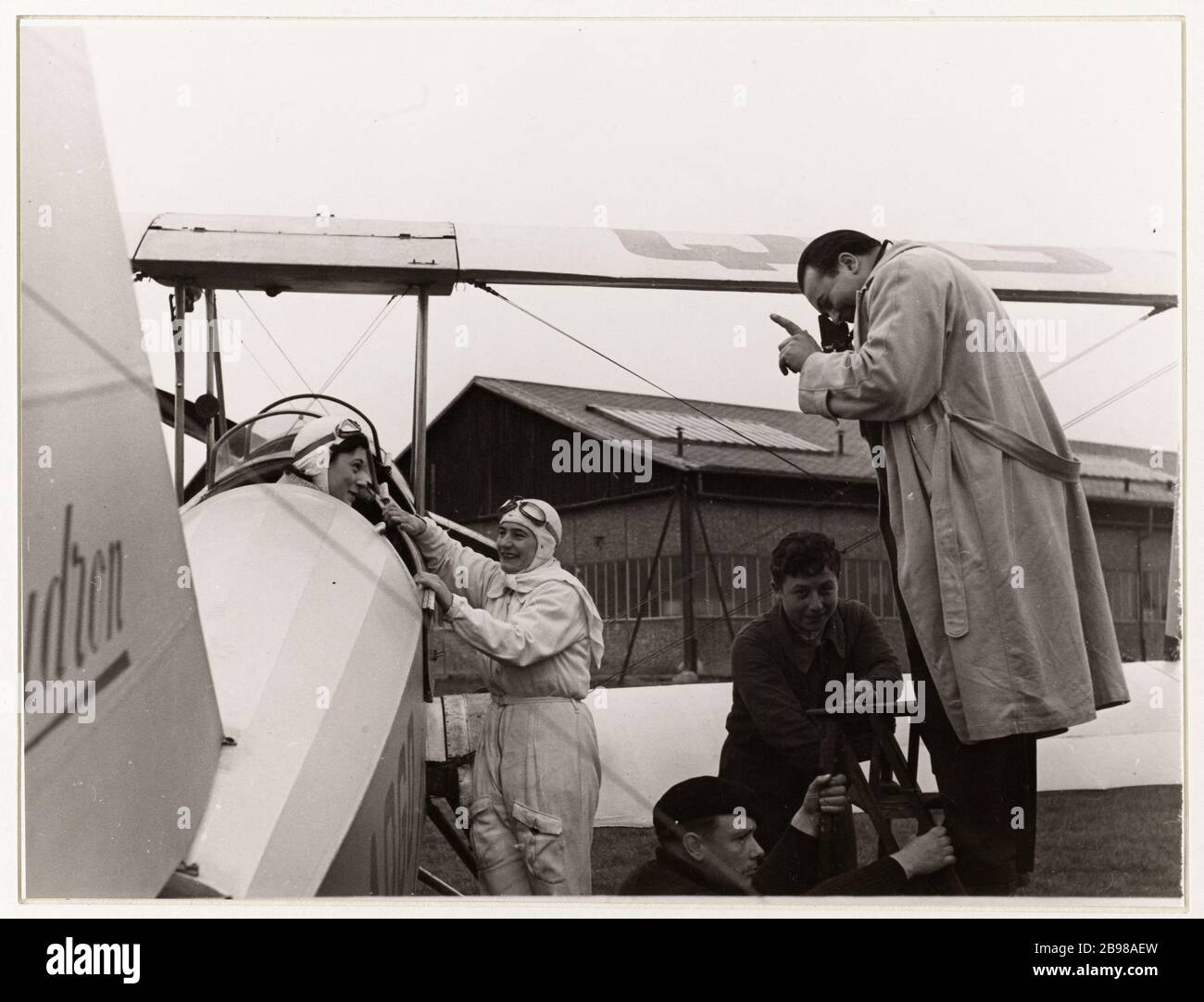 Il fotografo fotografico 'il fotografo Roger Schall (1904-1995) fotografando l'aviatore francese Hélène Boucher (1908 - 1934). E un altro aviatore nel suo aereo. "Le photographe photographié". Le photographe Roger Schall (1904-1995) photographiant l'aviatrice française Hélène Boucher (1908 - 1934) et une autre aviatrice dans son avion. Anonima fotographie. Tigre au gélatino-bromure d’argent. 1930-1934. Parigi, musée Carnavalet. Foto Stock