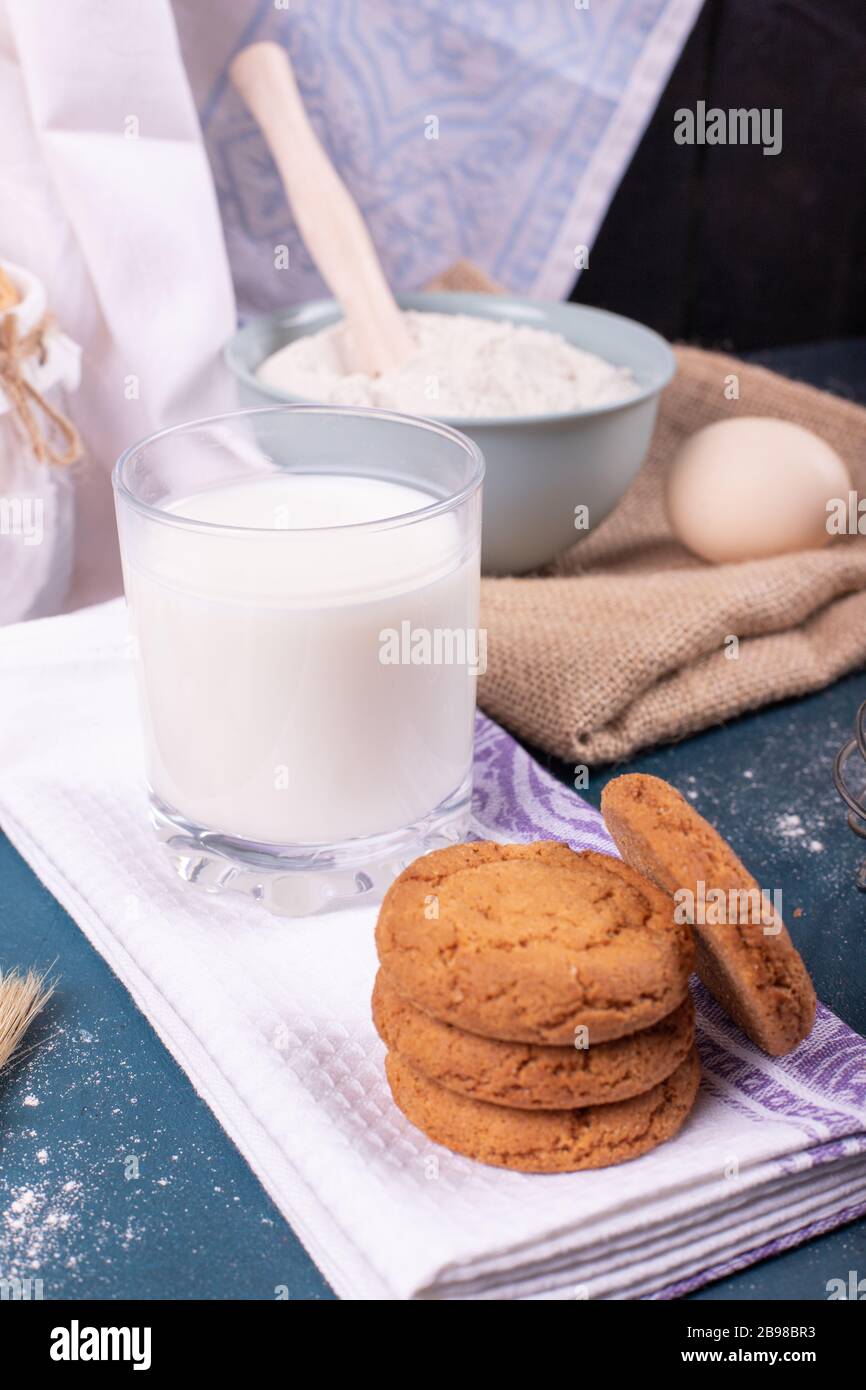 Tazza di latte con biscotti alla cannella e farina Foto Stock