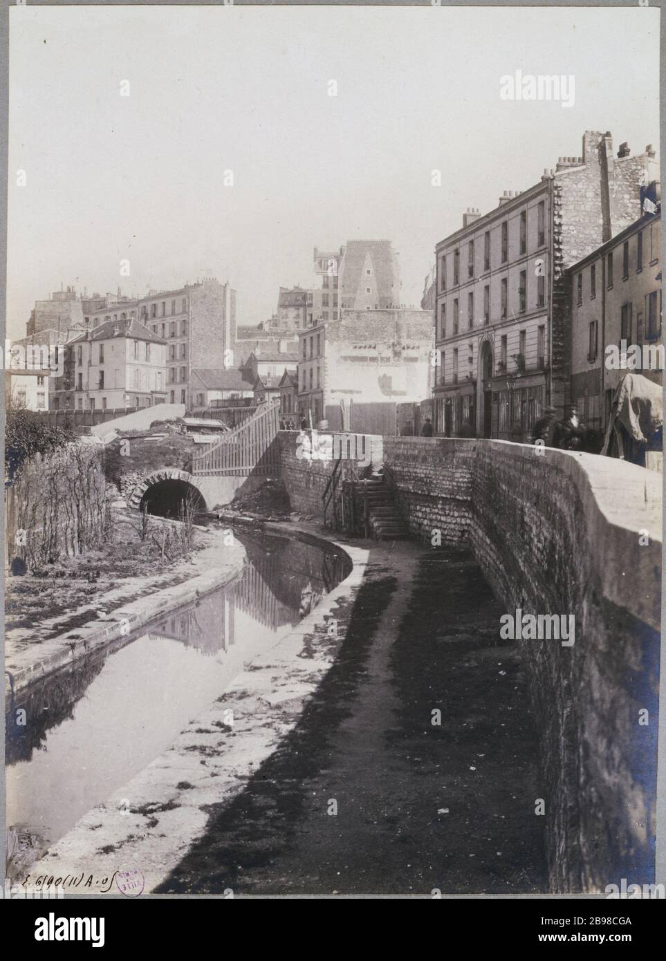 PARIGI - IL BIEVRE la Bièvre, rue Croulebarbe. Parigi (XIII ème arr.), vers 1905. Photographie de Henri Godefroy (1837-1913). Parigi, musée Carnavalet. Foto Stock