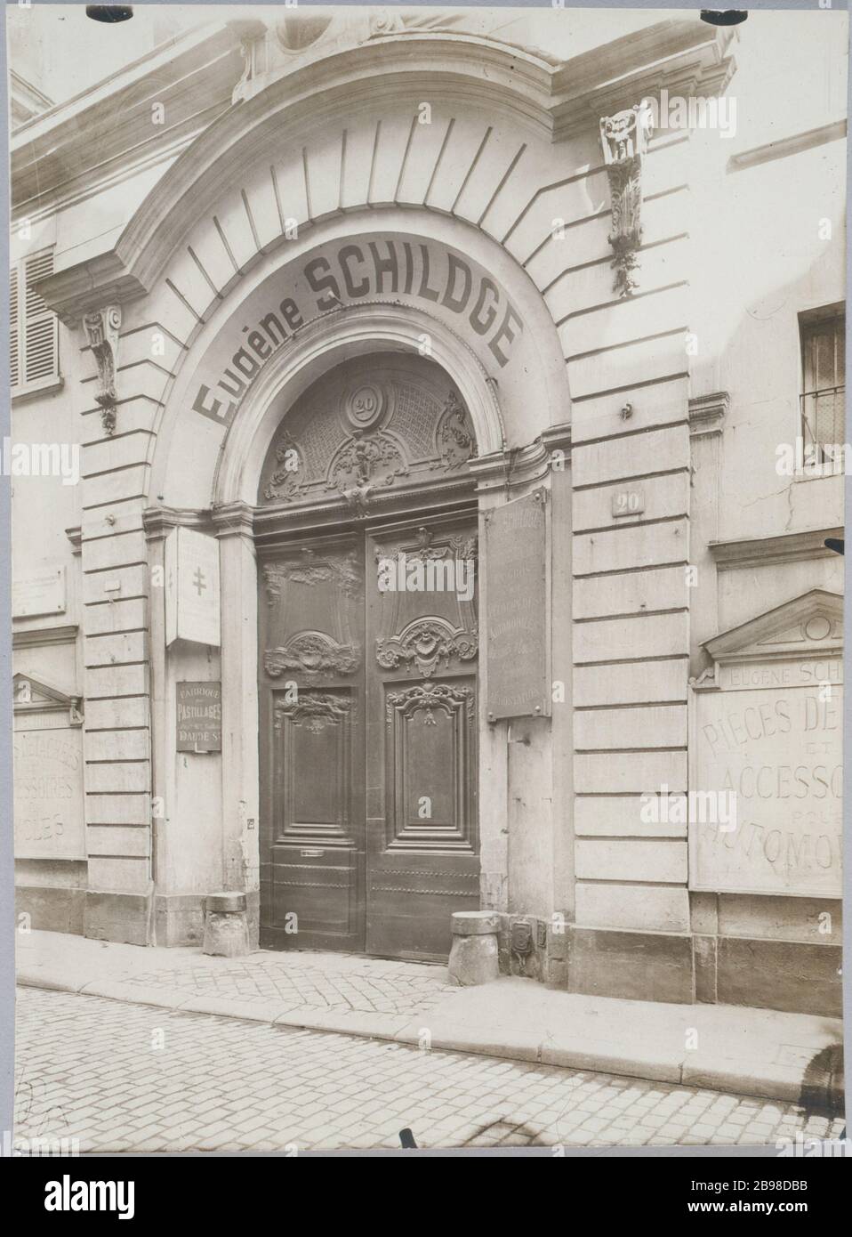 20 RUE DE LA SANTA CROCE BRETONNERIE 20, rue Sainte-Croix de la Bretonnerie : détail de la porte. Parigi (IVème arr.). Photographie de Charles Lansiaux (1855-1939). Parigi, musée Carnavalet. Foto Stock