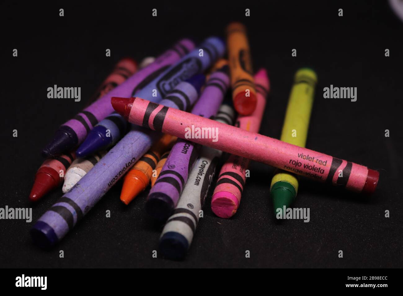 Una pila di pastelli Crayola da utilizzare per colorare o colorare Foto Stock