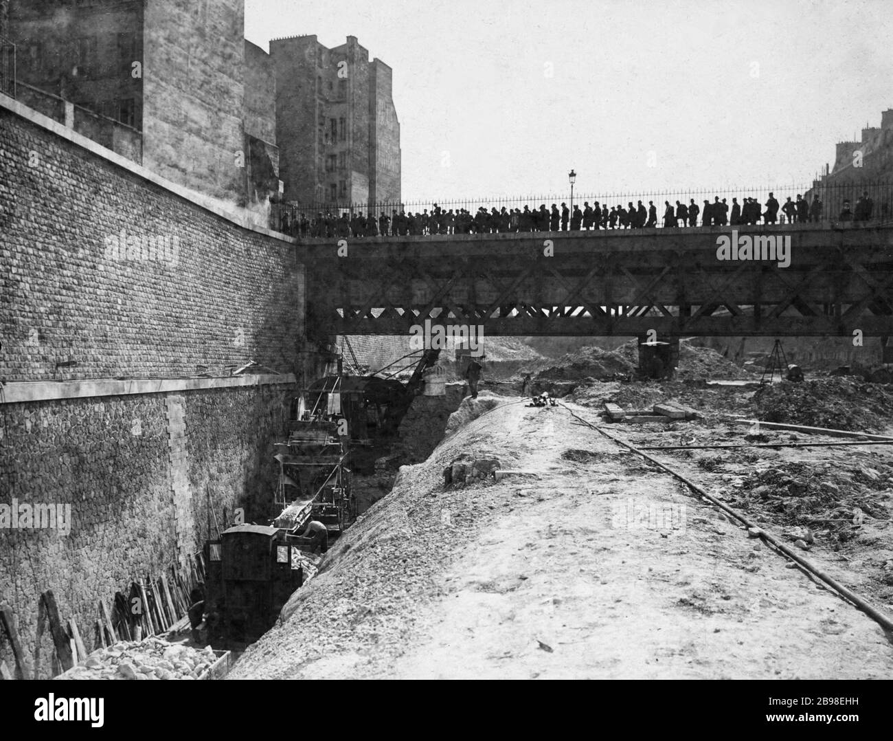 INGRESSO TUNNEL DI BELLEVILLE IN DEMOLIZIONE Entrée du tunnel des Batignolles en démolition. Parigi (XVIIème arr.), avril 1923. Photographie de Charles Lansiaux (1855-1939). Parigi, musée Carnavalet. Foto Stock