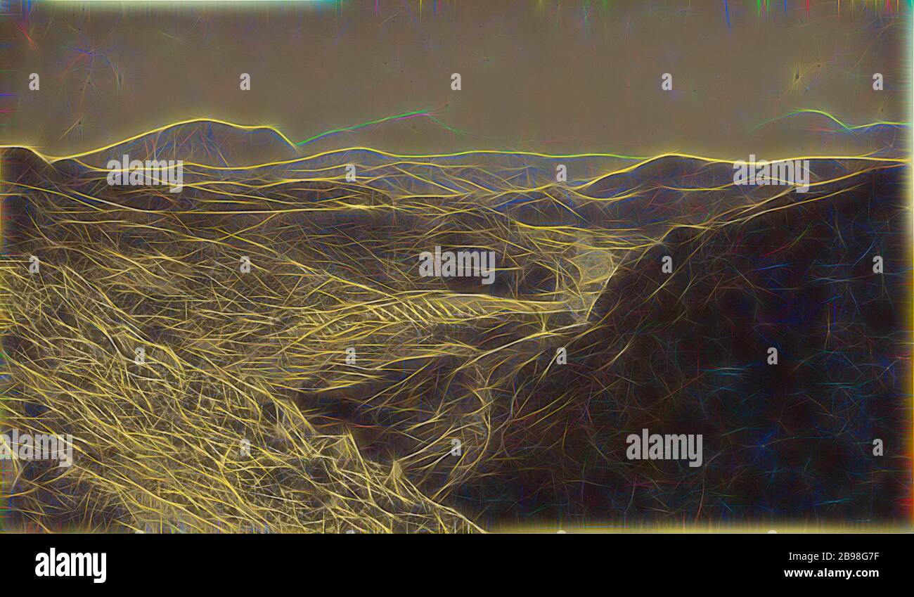 Vista del campo di valle del deserto dall'alto, John Burke (inglese, attivo 1860 - 1870), Afghanistan, 1878 - 1879, stampa in argento albume, 18.1 x 31.2 cm (7 1/8 x 12 5/16 pollici), Reimagined by Gibon, design di calda allegra luce incandescente di luminosità e raggi di luce radianza. Arte classica reinventata con un tocco moderno. La fotografia ispirata al futurismo, abbracciando l'energia dinamica della tecnologia moderna, del movimento, della velocità e rivoluzionando la cultura. Foto Stock