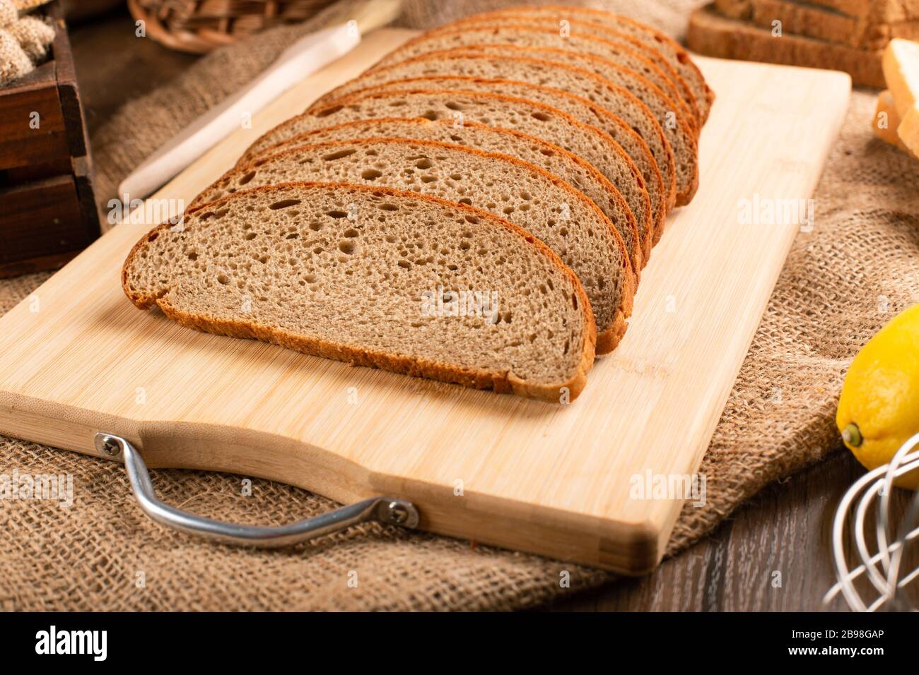 Fette di pane marrone sul tavolo da cucina Foto Stock