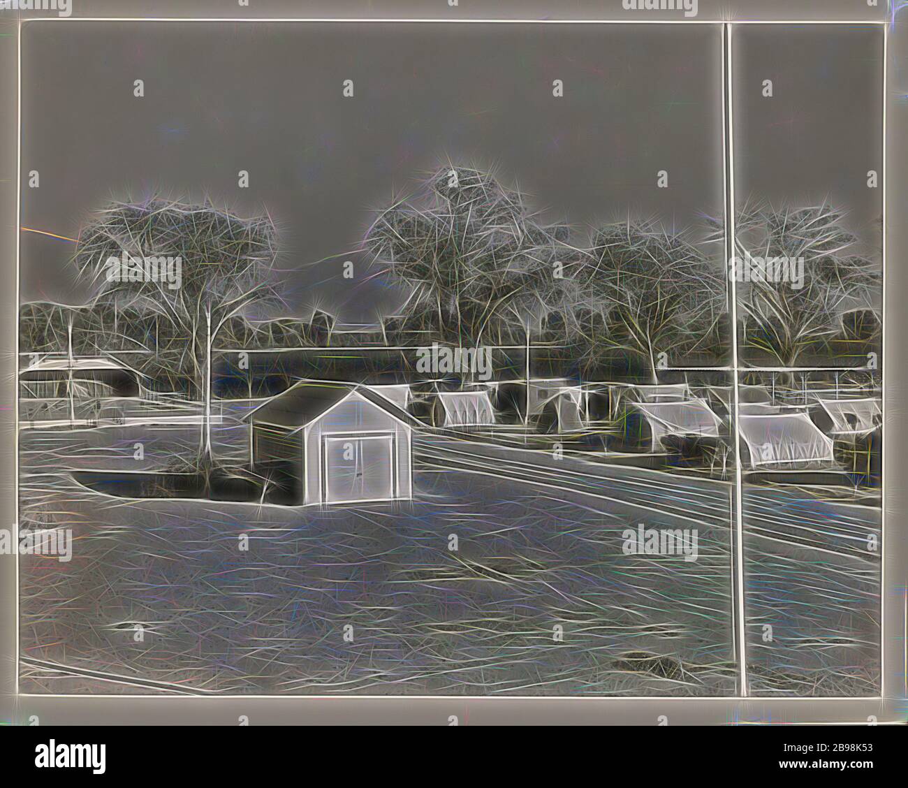 Vista del campo di Kern migrante, centro della comunità a sinistra. California, Dorotea Lange (americano, 1895 - 1965), Novembre 1936, stampa in argento di gelatina, 18.5 × 23.9 cm (7 5/16 × 9 7/16 pollici), Reimagined by Gibon, design di calda e allegra luce di luminosità e di luminosità raggi di luminosità. Arte classica reinventata con un tocco moderno. La fotografia ispirata al futurismo, abbracciando l'energia dinamica della tecnologia moderna, del movimento, della velocità e rivoluzionando la cultura. Foto Stock