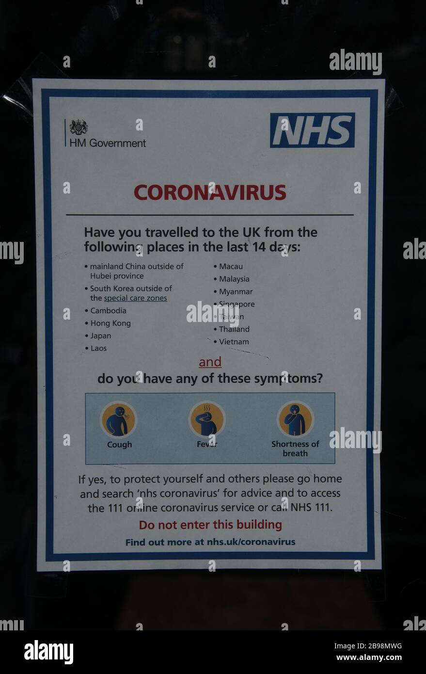 Accedere alla finestra Chemist (chimica) e segnalare Coronavirus. Bewdley. Worcestershire. REGNO UNITO Foto Stock