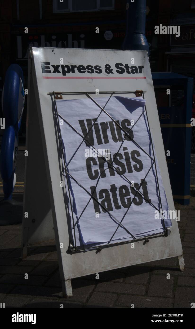 Express & Star News Paper Board fuori dal negozio, Virus Crisis Update titolo. Coronavirus pandemia. Stourbridge, Black Country. Midlands occidentali. REGNO UNITO Foto Stock