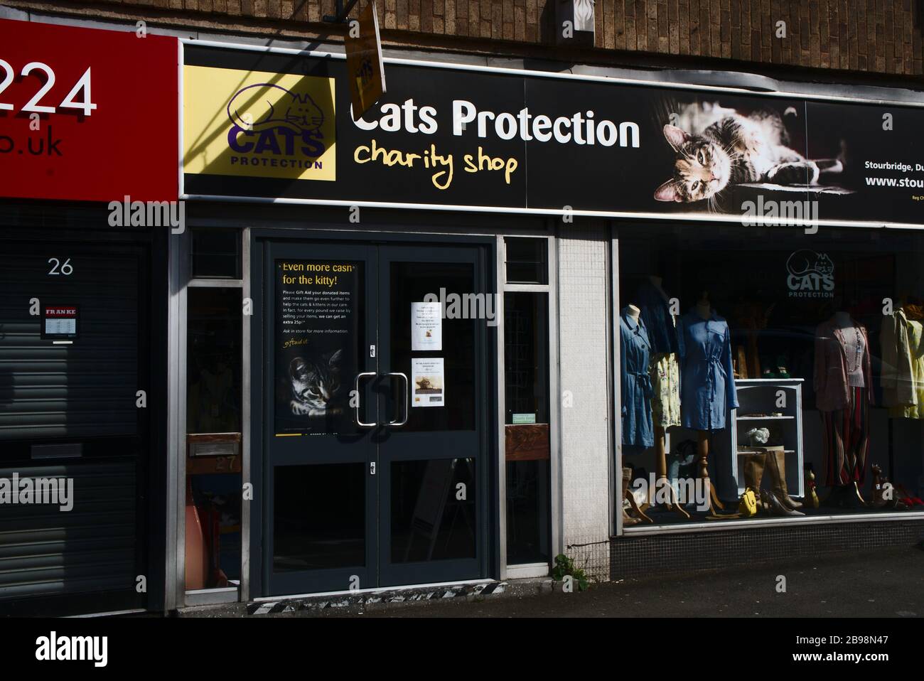 Parte anteriore del negozio Cat Protection Charity. Chiuso a causa di Pandemia di Coronavirus. Stourbridge. Midlands occidentali. REGNO UNITO Foto Stock