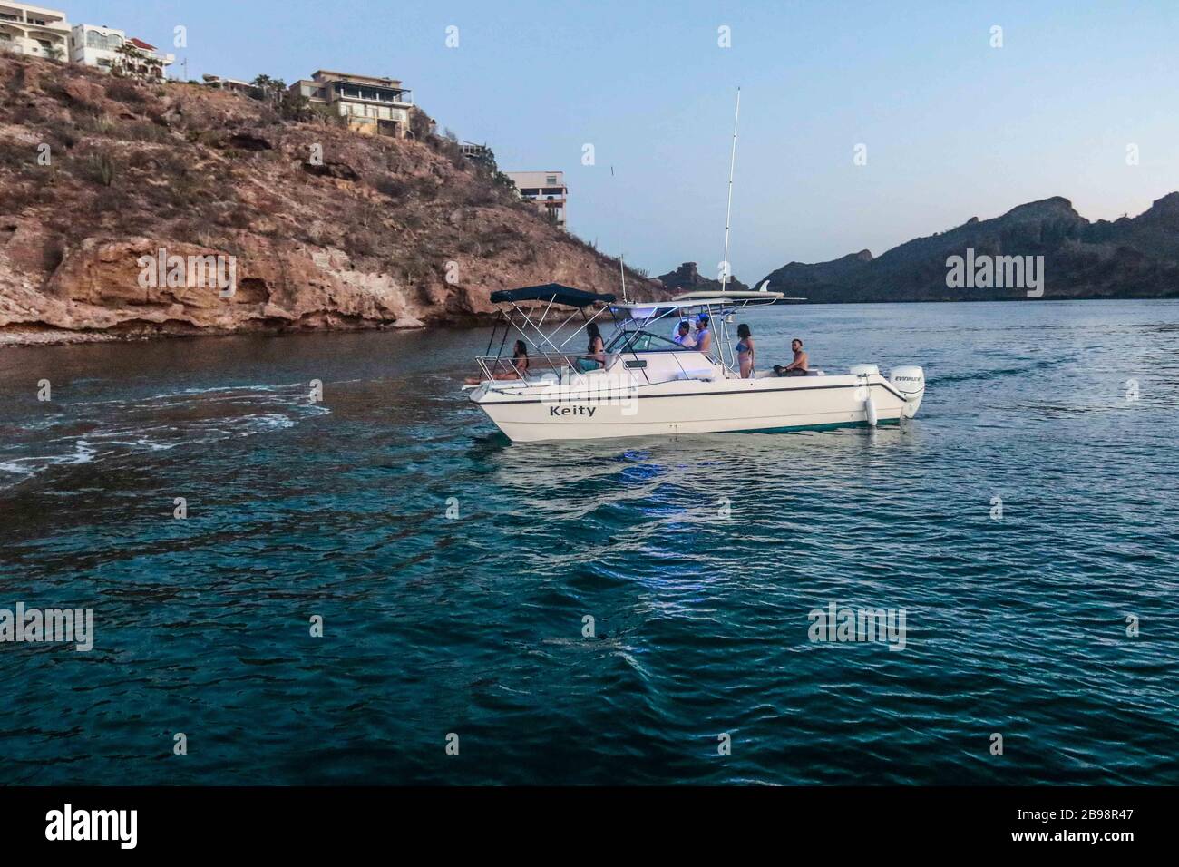 Teenage vacanzieri godere di una giornata di sole, un giro in barca attraverso la baia e la spiaggia di San Carlos, nel Golfo di California dello Stato di Sonora in Messico. Foto Stock