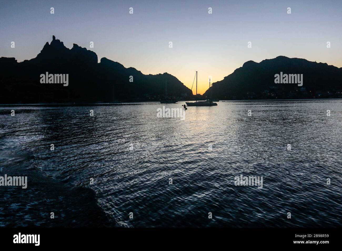 Teenage vacanzieri godere di una giornata di sole, un giro in barca attraverso la baia e la spiaggia di San Carlos, nel Golfo di California dello Stato di Sonora in Messico. Foto Stock