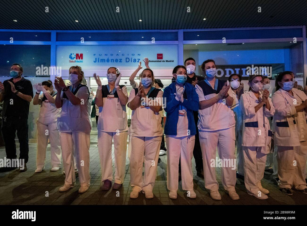 Il personale medico si è rivolto all'ingresso dell'ospedale Fundación Jiménez Díaz di Madrid per ringraziare le persone che li hanno appoggiati mentre combattono contro il coronavirus. Tutti i giorni dal momento che il blocco è stato fissato il 14 marzo, madrilenos prendere ai loro balconi per applaudire e sostenere il personale medico che stanno combattendo contro il coronavirus. Foto Stock