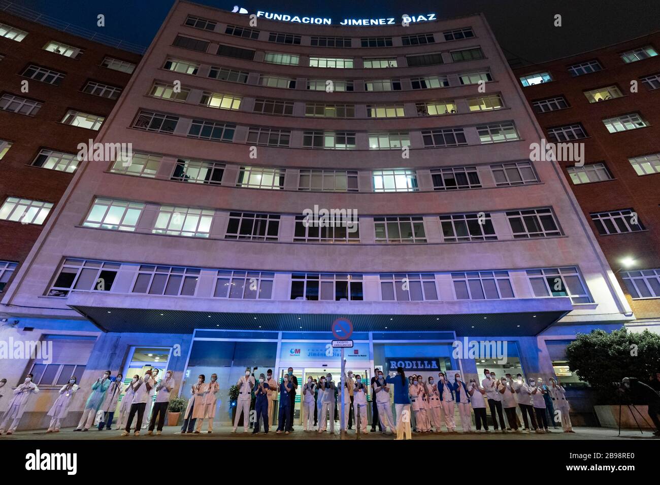 Il personale medico si riunisce all'ingresso dell'ospedale Fundación Jiménez Díaz di Madrid per ringraziare le persone che li hanno appoggiati nella lotta contro il coronavirus. Tutti i giorni dal momento che il blocco è stato fissato il 14 marzo, madrilenos prendere ai loro balconi per applaudire e sostenere il personale medico che stanno combattendo contro il coronavirus. Foto Stock
