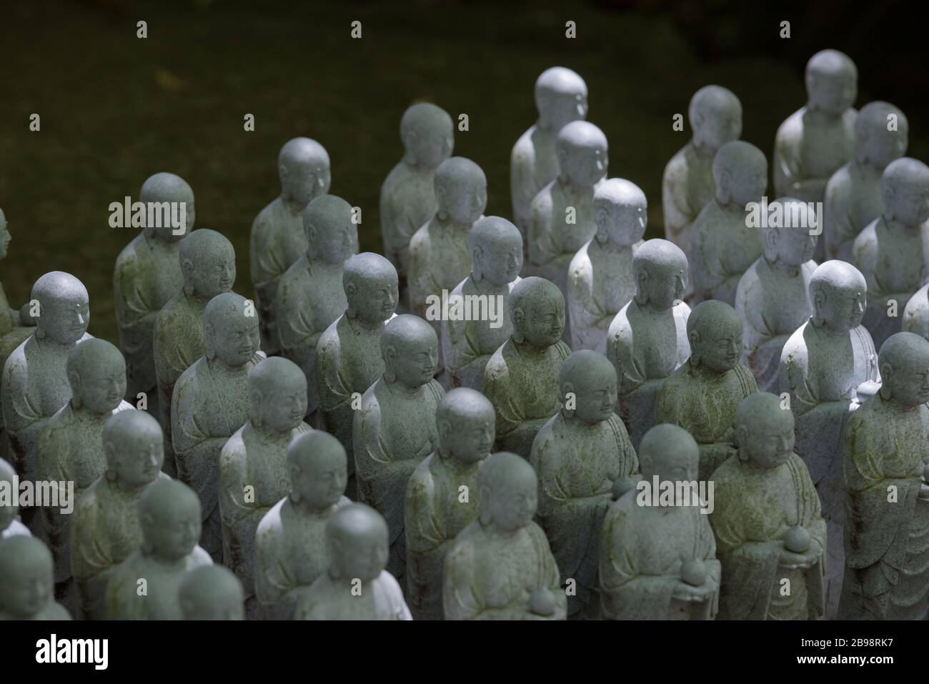 Kamakura, Giappone - 19 maggio 2019: File di statue in pietra Jizo Bodhisattva nel tempio Hase-Dera di Kamakura, Giappone. Jizo è speciale per le donne incinte A. Foto Stock