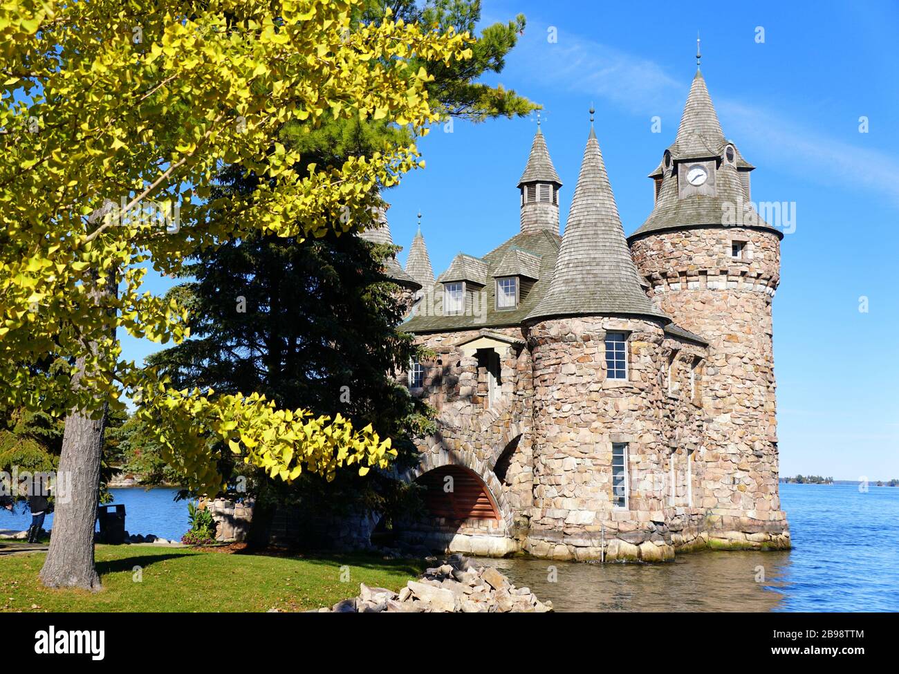 Alexandria Bay, New York, U.S.A - 24 ottobre 2019 - la vista della Power House e Torre dell'Orologio del Castello di Boldt circondato da fogliame caduta lungo St L. Foto Stock