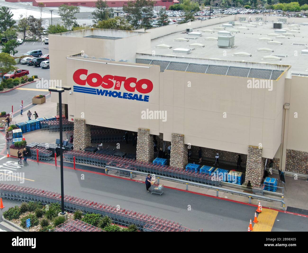 Linee speciali per gli acquirenti a Costco durante la pandemia COVID-19. Virus del coronavirus e concetto di acquisto di panico Foto Stock