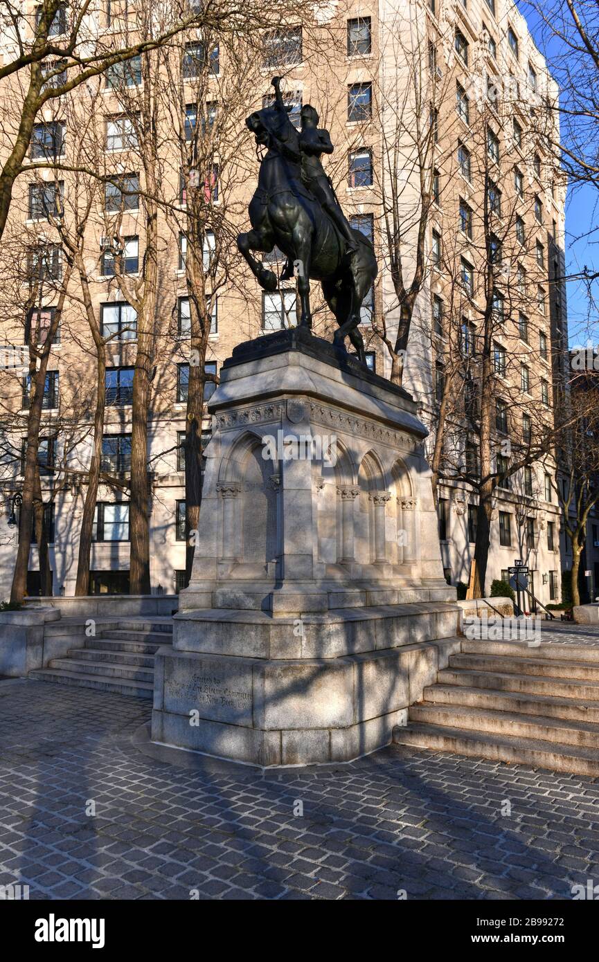 New York City - 17 febbraio 2020: Joan of Arc Memorial a Riverside Park, Manhattan, New York. La scultura equestre di bronzo è del 15 ° secolo Fren Foto Stock