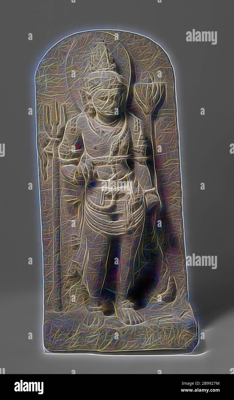 Nandhavara, Nadishvara, guardia di Shiva. Nadishvara ha un nimbus e alcuni attributi di Shiva: Un tridente con un piccolo orologio. Nella mano destra una catena a perline, mentre la mano sinistra tiene il gambo di un fiore di loto, Shiva, dio della fertilità o della natura - prole, compagno (s), treno, ecc. o dio non-cristiano o dea, dio della fertilità della natura - attributi di dio non-cristiano o dea, anonimo, Midden-Java, c. 800 - c. 900, andesite, h 76.5 cm × l 37 cm × d 22 cm × l 64 kg l 37 cm × l 22 cm, Reimagined by Gibon, design di calda e allegra luce incandescente di luminosità e di luminosità radiante. Classe Foto Stock
