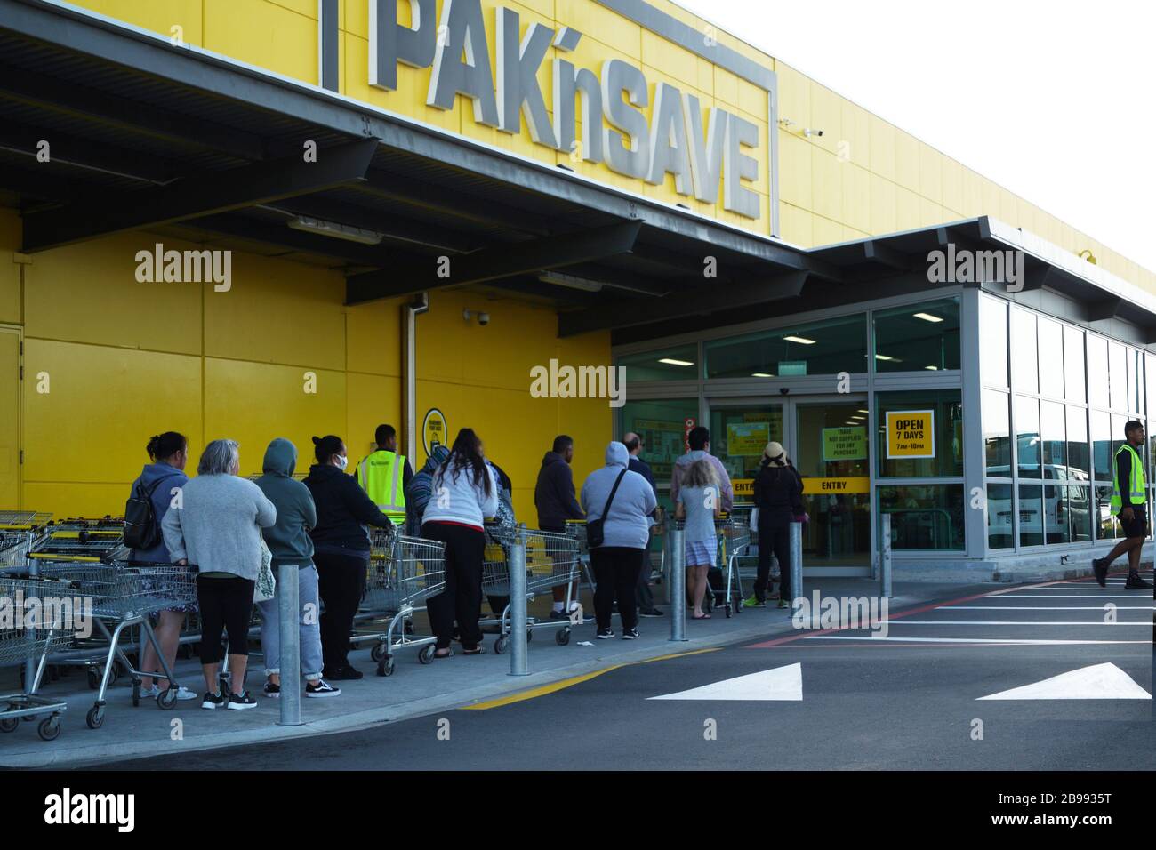 La gente coda fuori di sconto supermercato Pak'nRisparmi due giorni prima del coronavirus covid-19 livello quattro autoisolamento blocco in Nuova Zelanda. Foto Stock