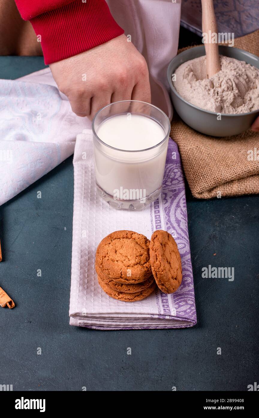 Tazza di latte con biscotti alla cannella e farina Foto Stock