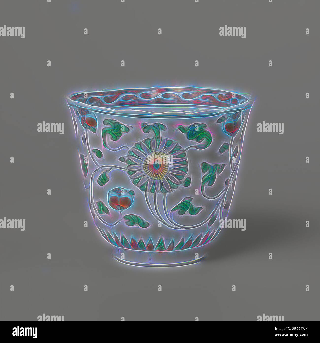 Tazza alta a campana con rotoli floreali stilizzati, coppa in porcellana alta a campana con parete a coste e bordo smerlato, verniciata sullo smalto in rosso, verde, giallo, melanzana e nero. Grandi viti stilizzate all'esterno, motivi appuntiti intorno al piede, un ramo di fiore sul fondo, il bordo interno con ricci. Famille verte., anonima, Cina, c.. 1700 - c. 1724, dinastia Qing (1644-1912) / periodo Kangxi (1662-1722) / periodo Yongzheng (1723-1735), porcellana (materiale), smalto, vetrificazione, h 6.9 cm d 7.8 cm d 3.7 cm, Reimagined by Gibon, disegno di calda allegra luminosita' e li Foto Stock