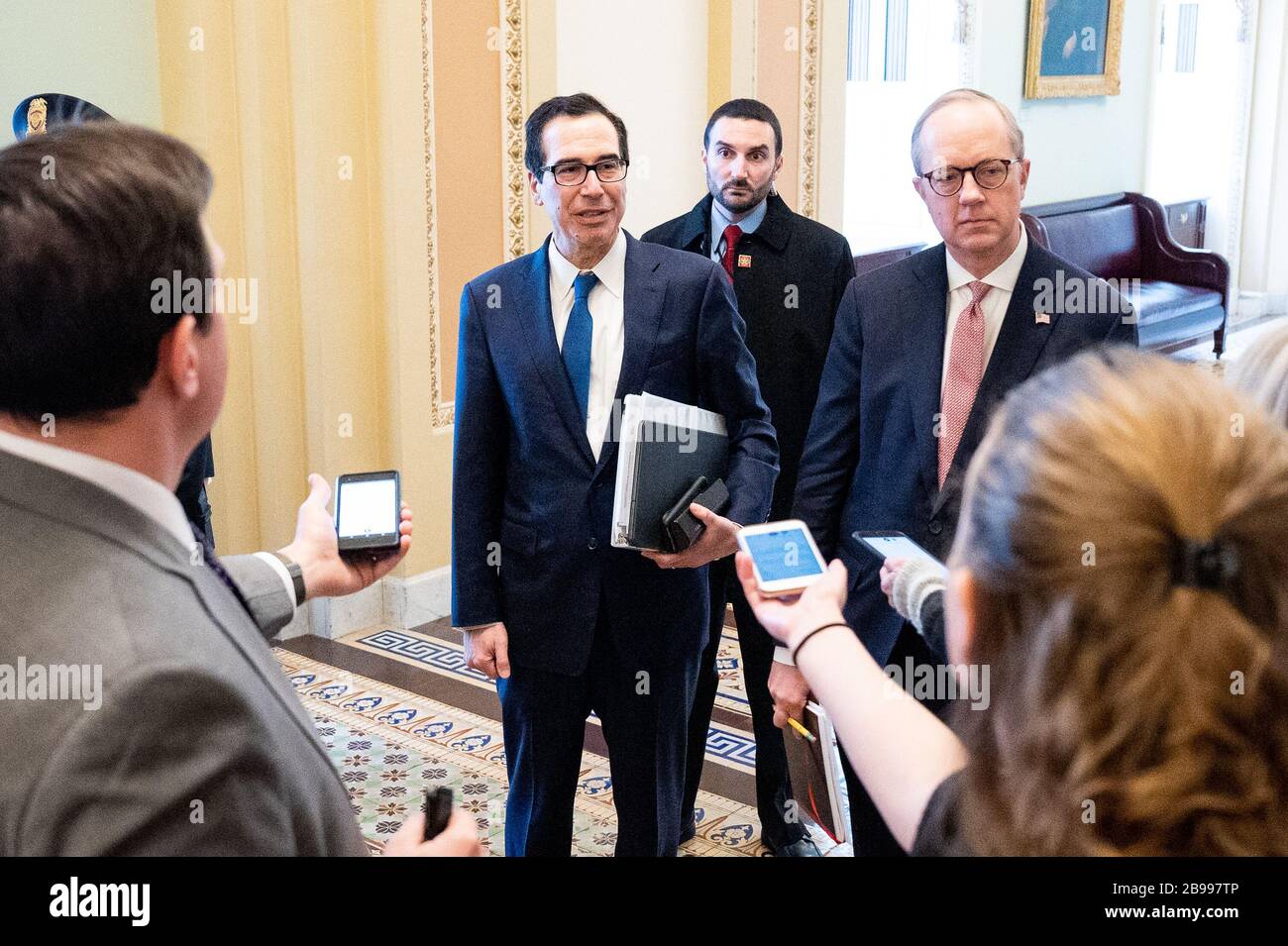 Il Segretario del Tesoro Steven Mnuchin cammina verso la Camera del Senato. Foto Stock