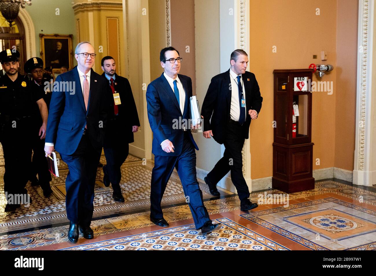 Il Segretario del Tesoro Steven Mnuchin cammina verso la Camera del Senato. Foto Stock
