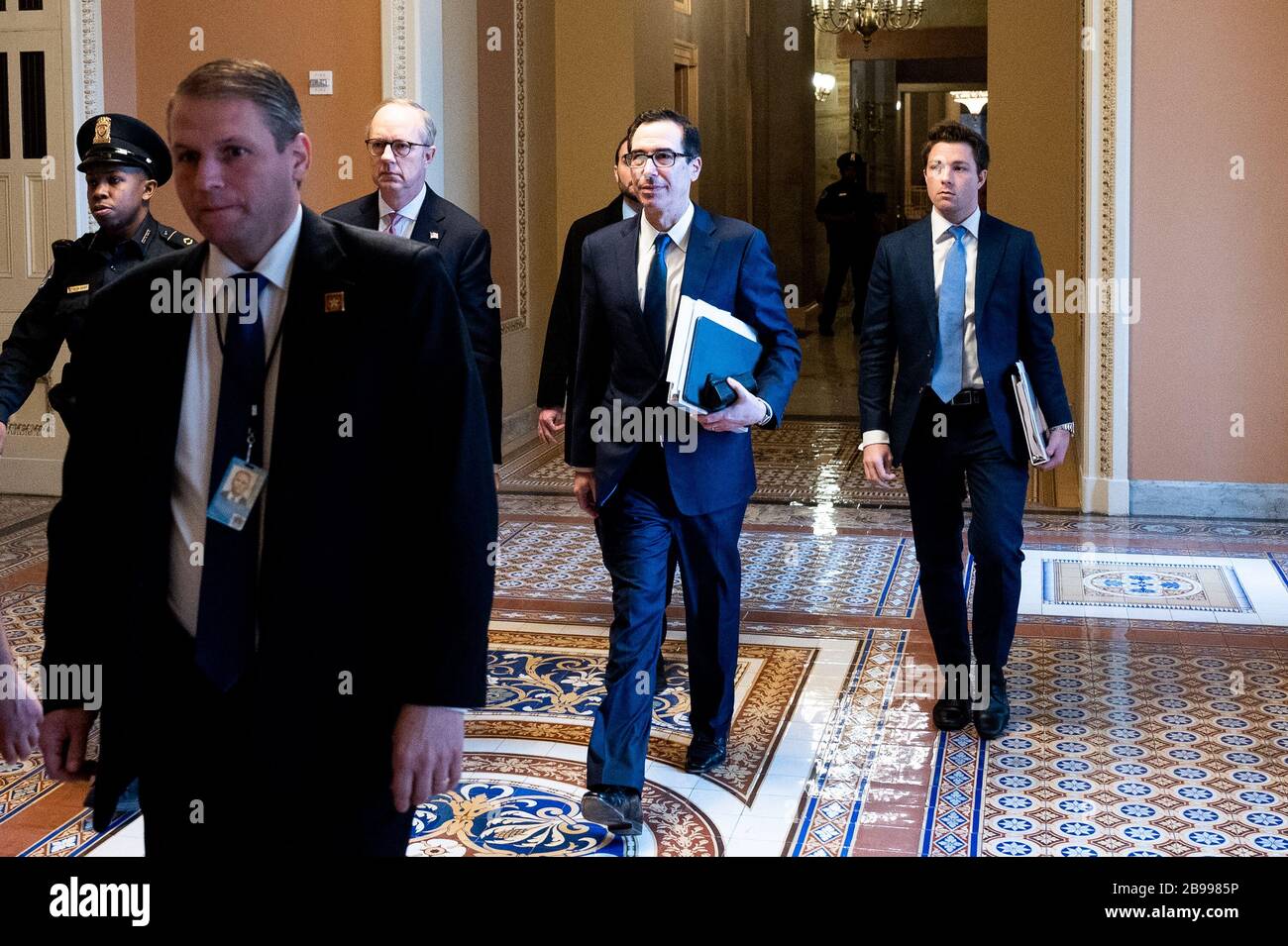 Il Segretario del Tesoro Steven Mnuchin cammina verso la Camera del Senato. Foto Stock
