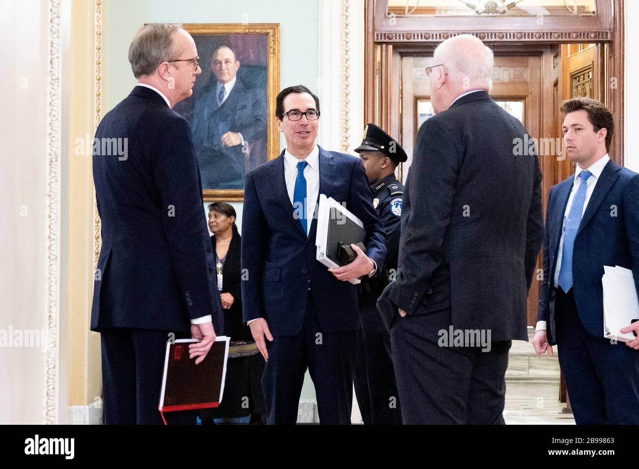 Il Segretario del Tesoro Steven Mnuchin cammina verso la Camera del Senato. Foto Stock