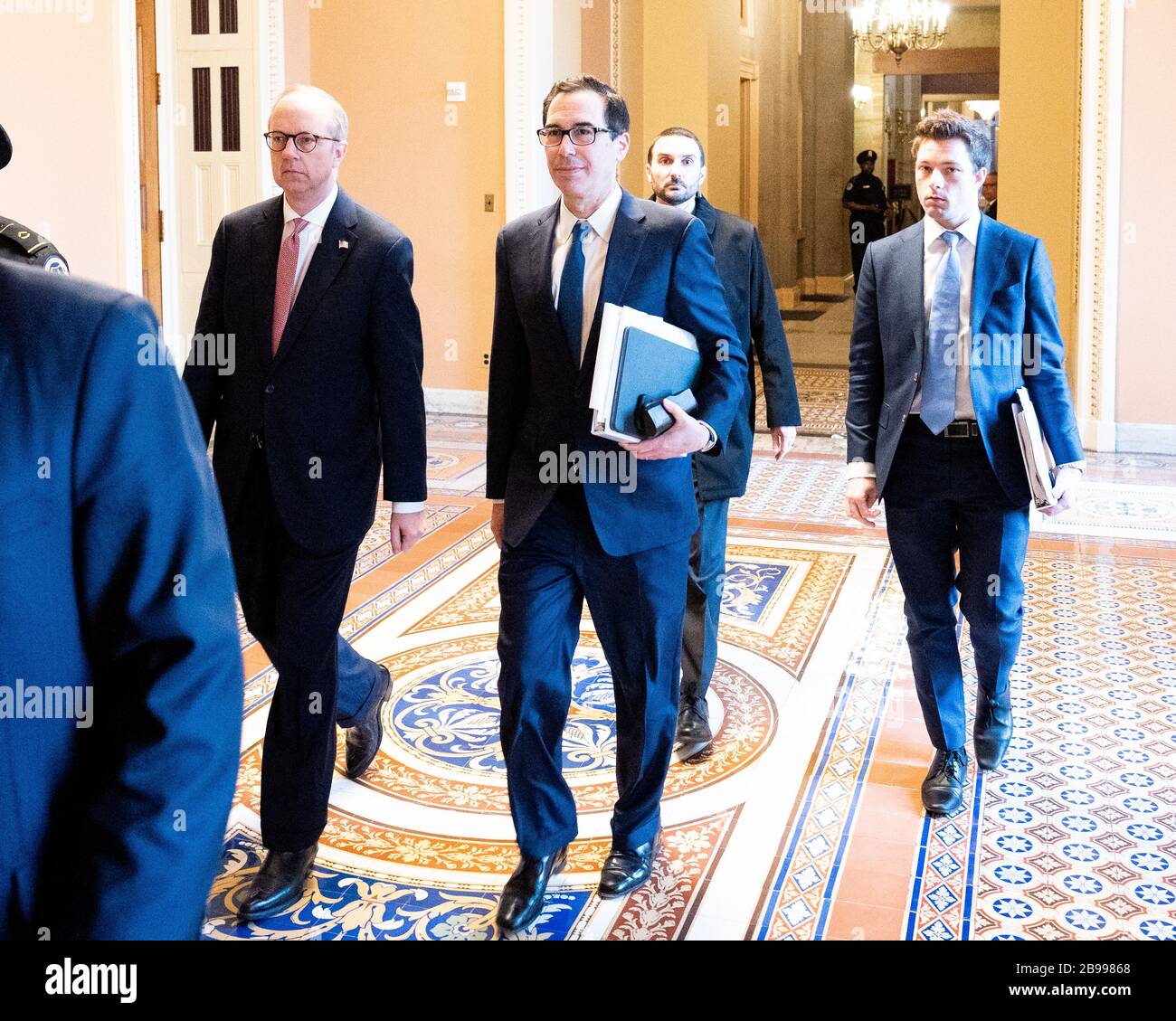 Il Segretario del Tesoro Steven Mnuchin cammina verso la Camera del Senato. Foto Stock