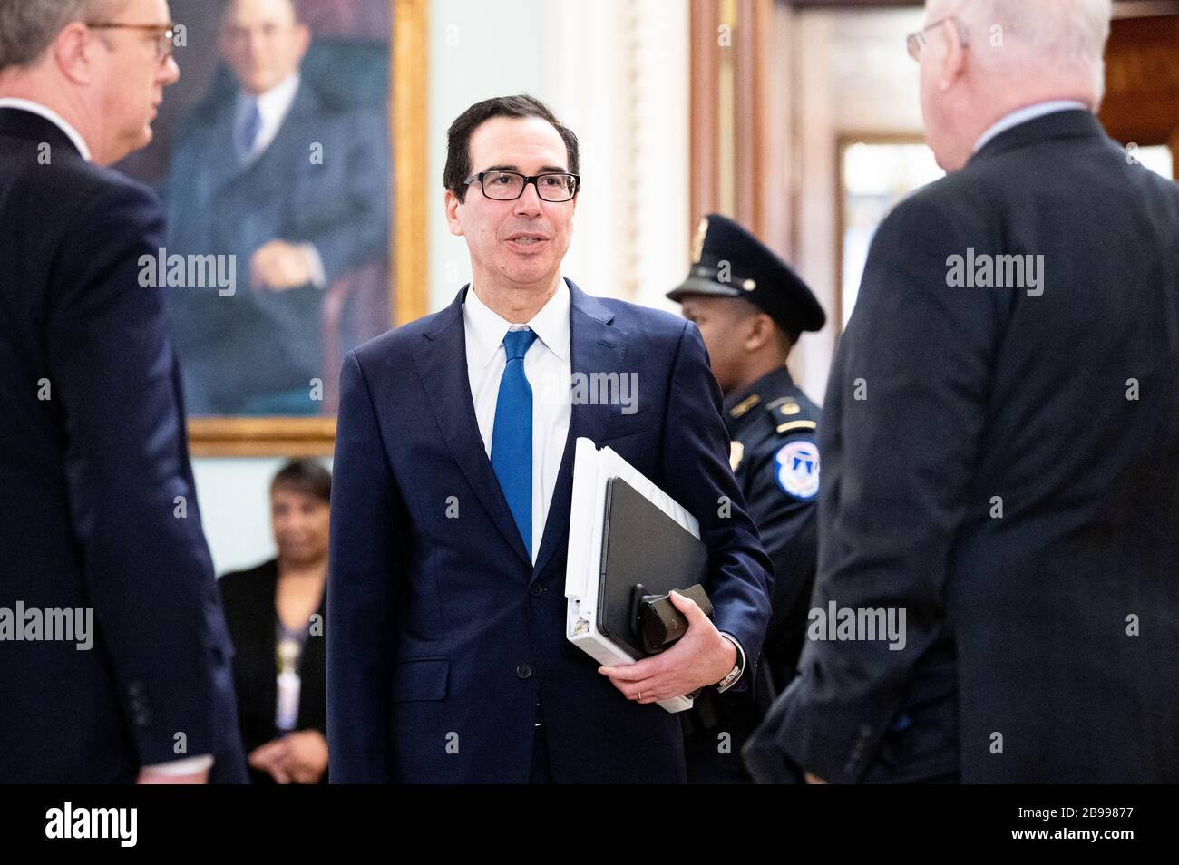 Il Segretario del Tesoro Steven Mnuchin cammina verso la Camera del Senato. Foto Stock
